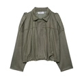 Dettaglio flat lay di un bomber in finta pelle scamosciata verde scuro con spalline - XS / Verde Militare