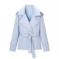 Detail van de getailleerde riem en kraag van de lichtblauwe korte trenchcoat jas - S / Lichtblauw