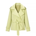 Detail van een korte saliegroene trenchcoat met reverskraag en verstelbare riem - S / Lichtgeelgroen