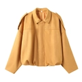 Detail van de mosterdgele faux suède bomberjack met kraag en ritssluiting voor dames - XS / Teder Geel