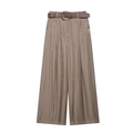 Dettaglio dei pantaloni a gamba larga in raso champagne con cintura e fibbia dorata - XS / Caffè