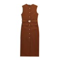 Detailansicht braunes ärmelloses Midikleid mit goldener Muschelschnalle und großen Taschen - XS / Braun