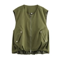 Detalle de chaleco sin mangas verde oliva con cremallera frontal y bolsillos con solapa - S / Verde Militar