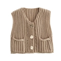 Detail van grof gebreid camel vest met V-hals en decoratieve gouden knopen erop - S / Khaki