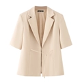 Beigefarbener Kurzarm-Blazer mit Reverskragen und Gürtel auf weißem Hintergrund - S / Khaki