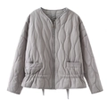 Kurze hellgraue Steppjacke für Damen mit Wellensteppung und Rüschensaum am Abschluss - XS / Hellgrau