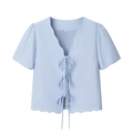 Blusa azul claro de manga corta con bordes ondulados y cierre de tres lazos - S / Top Azul