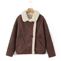 Dettaglio della giacca vintage scamosciata con fodera sherpa e chiusura a bottoni asimmetrica - S / Marrone Scuro