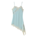 Abito in raso azzurro con finiture in pizzo bianco e orlo asimmetrico su sfondo bianco - S / Azzurro