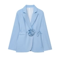 Détail d'un blazer bleu clair avec une grande fleur 3D et une ceinture à la taille - S / Bleu Ciel