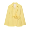 Détail d'un blazer jaune pâle orné d'une rose en relief sur la ceinture à nouer - S / Jaune