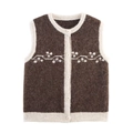 Détail du motif jacquard floral vintage et texture en maille douce sur le gilet - S / café