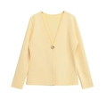 Klassische cremefarbene Strickjacke mit V-Ausschnitt und goldenem Metallknopf für Damen - S / Gelb