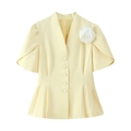 Blazer jaune pâle à manches courtes pour femme avec broche fleurie 3D blanche - S / Light jaune