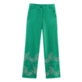 Detalle de pantalón verde de talle alto con bordado floral blanco en el bajo de la pierna - XS / Bottoms / Verde