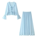 Lichtblauwe tweedelige set met V-hals ruches blouse en bijpassende maxi strokenrok - S / Lichtblauw
