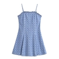Robe caraco en jean bleu à fleurs avec fines bretelles et volants sur fond blanc neutre - S / Bleu clair