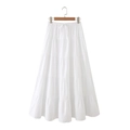 Détail d'une jupe longue blanche à volants avec taille élastique et lien de serrage en coton - Blanc