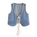 Détail du gilet en jean bleu clair avec dentelle crochetée et liens à glands - S / Bleu clair