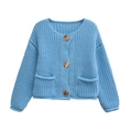 Cardigan in maglia azzurro con girocollo, bottoni dorati e tasche su sfondo bianco - S / Blu