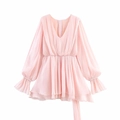 Rosa Chiffon-Kleid mit V-Ausschnitt, Volant-Details und fließenden langen Ärmeln - S / Rosa