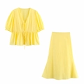Detalle del conjunto de verano amarillo con top con escote en V y falda midi en A - S / Amarillo