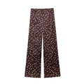 Detail van donkerbruine satijnen broek met wijde pijpen en witte stippen voor de zomer - XS / Bottoms / Bruin Stip