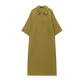 Dettaglio del colletto in lino verde senape con scollo a polo e taschino sul petto - XS / Verde oliva