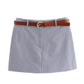 Minigonna a righe bianche e blu da donna con sottile cintura in pelle marrone - XS / A Righe Blu