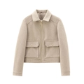 Detail der Hafer-Kurzjacke mit goldenen Reißverschlüssen und großen Taschen auf Weiß - Khaki