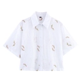 Detalle de camisa blanca con bordado floral calado y etiqueta de talla XS - S / Camisa (Blanco)