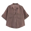 Détails d'une chemise en lin à rayures marron et blanc avec col et poches poitrine - XS / Rayures Brunes