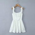 Vestido corto blanco con tirantes de lazo y busto fruncido en una percha - S / Blanco