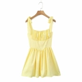 Vestido de verano amarillo claro con tirantes de lazo y detalle plisado en percha de madera - S / Amarillo