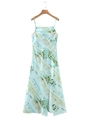 Detail van satijnen jurk met blauw-groene marmerprint en een hoge zijsplit met bandjes - S / Groen