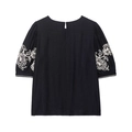 Détail de la blouse en lin bleu marine avec bouton au dos et broderie ethnique sur la manche - XS / Hauts / Noir