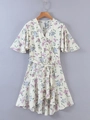 Détails de la robe en mousseline fleurie avec manches courtes à volants et col en V - S / Imprimé fleuri blanc cassé