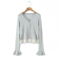 Gilet en maille gris clair avec col en V et volants en mousseline blanche sur cintre - Taille unique / Gris clair