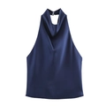 Dettaglio del collo all'americana con chiusura a bottone bianco su top in raso - Blu navy