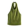 Dettaglio del top a lupetto in raso verde oliva con scollo a cappuccio e chiusura a bottoni - Verde Militare