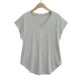T-shirt casual da donna con scollo a V grigia con orlo curvo su gruccia in legno - S / Grigio