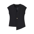 Détail du gilet noir à col en V avec ourlet asymétrique et un bouton doré métallique - S / Hauts / Noir