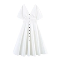 Abito midi bianco a maniche corte con scollo a V, bottoni neri decorativi e vita aderente - XS / Bianco