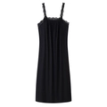 Elegantes schwarzes Satin-Midikleid mit floraler Spitze an Trägern und Ausschnitt - S / Schwarz