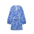 Abito paisley blu e bianco con scollo a V, ricamo in pizzo e cintura intrecciata su bianco - S / Stampa Blu