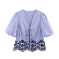 Damesblouse met blauw-witte strepen, V-hals, pofmouwen en een zoom van geborduurd kant - XS / Gestreepte Overhemd
