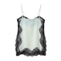 Detail der zarten schwarzen Blumenspitze an dem weißen halbtransparenten Camisole - Schwarz-Weiß Patchwork
