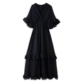 Detalle del vestido negro de gasa con cuello en V, volantes y falda de capas escalonadas - S / Negro
