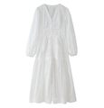 Elegantes weißes besticktes Langarmkleid mit V-Ausschnitt und hohlen Spitzendetails - S / Weiß