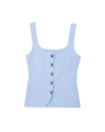 Dettaglio del gilet in maglia celeste con scollo quadrato e bottoni in metallo argento - Blu